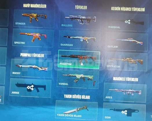 Valorant + LoL hesap İhtiyaçtan satilik