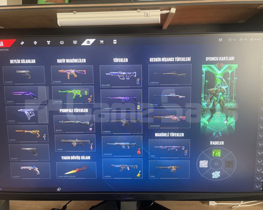 Bol skinli Valorant hesabı2 bıçak skin